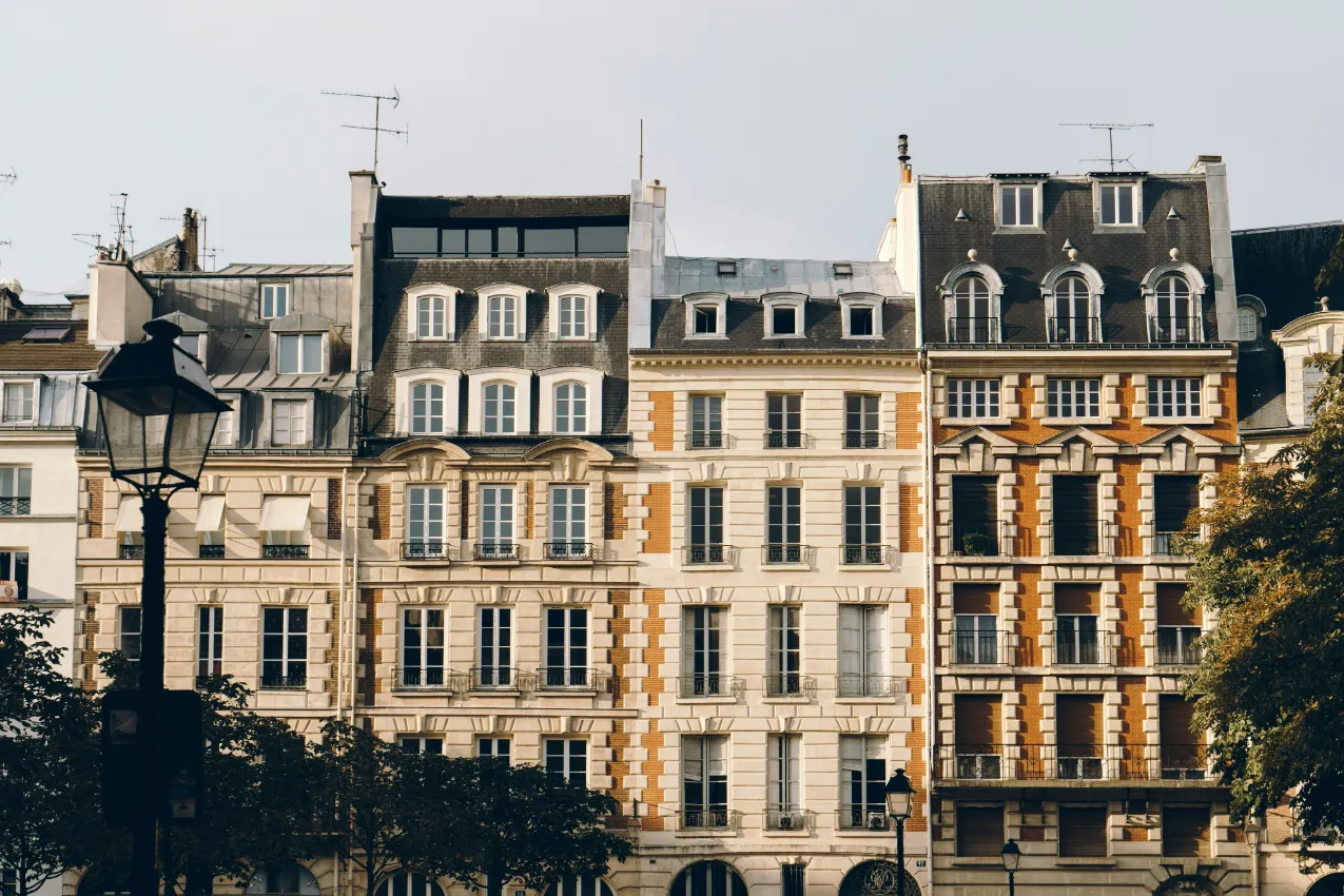 Rue d'immeubles haussmaniens