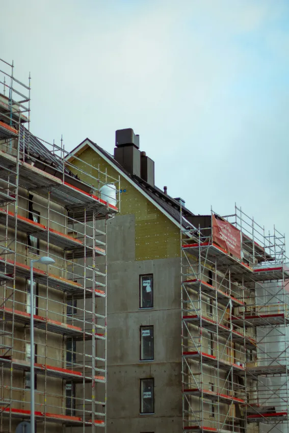 Immeubles en travaux avec des échafaudages