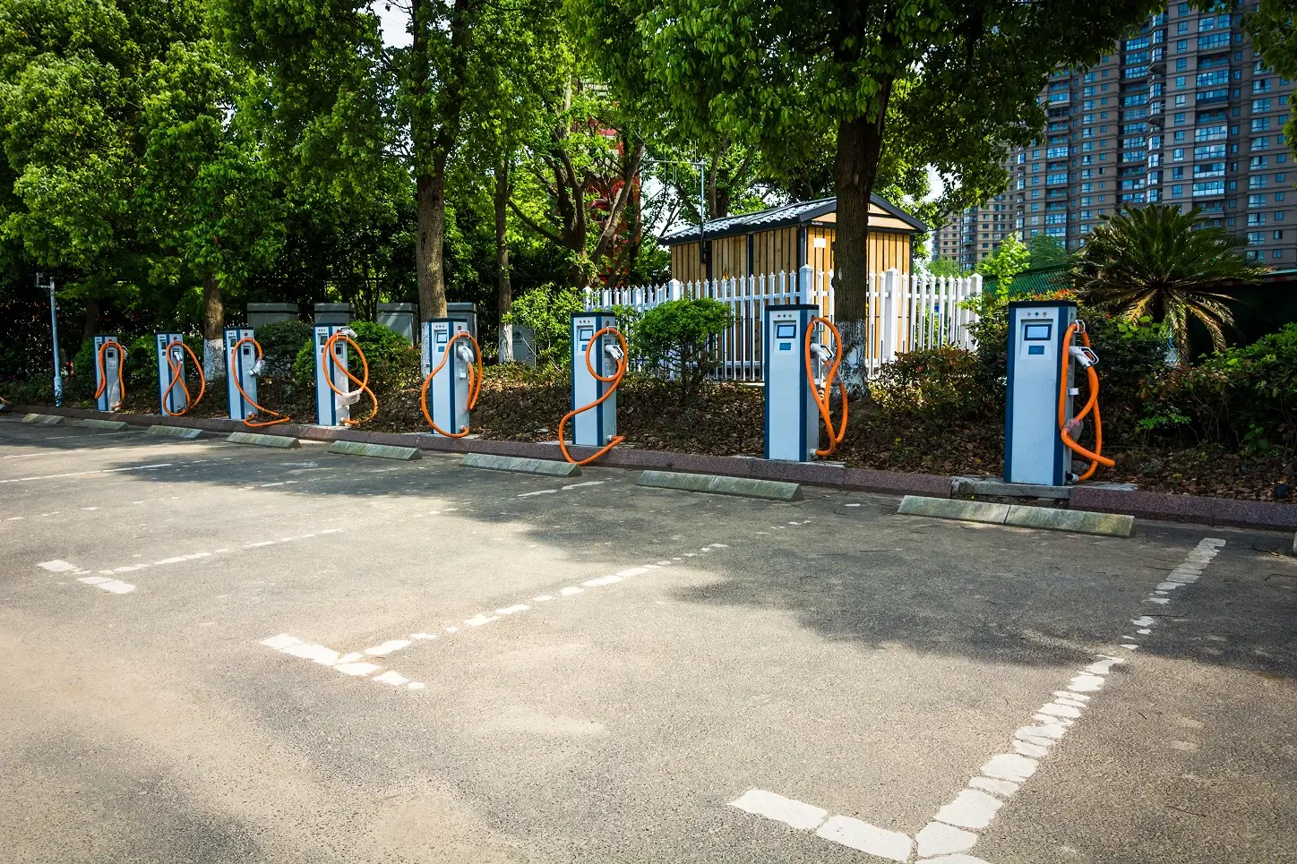 Parking avec des bornes électrique pour recharger les voitures