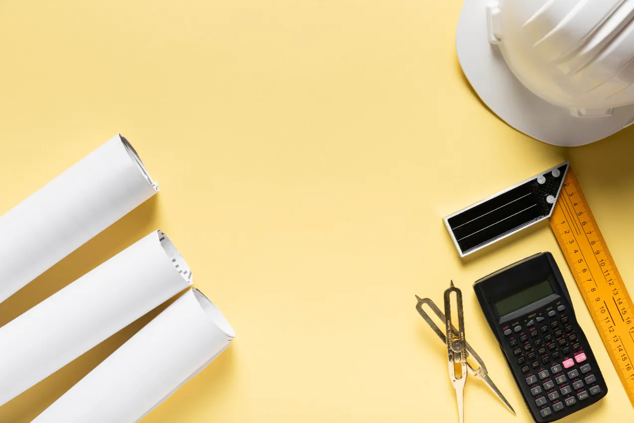 Casque de chantier et calculatrice