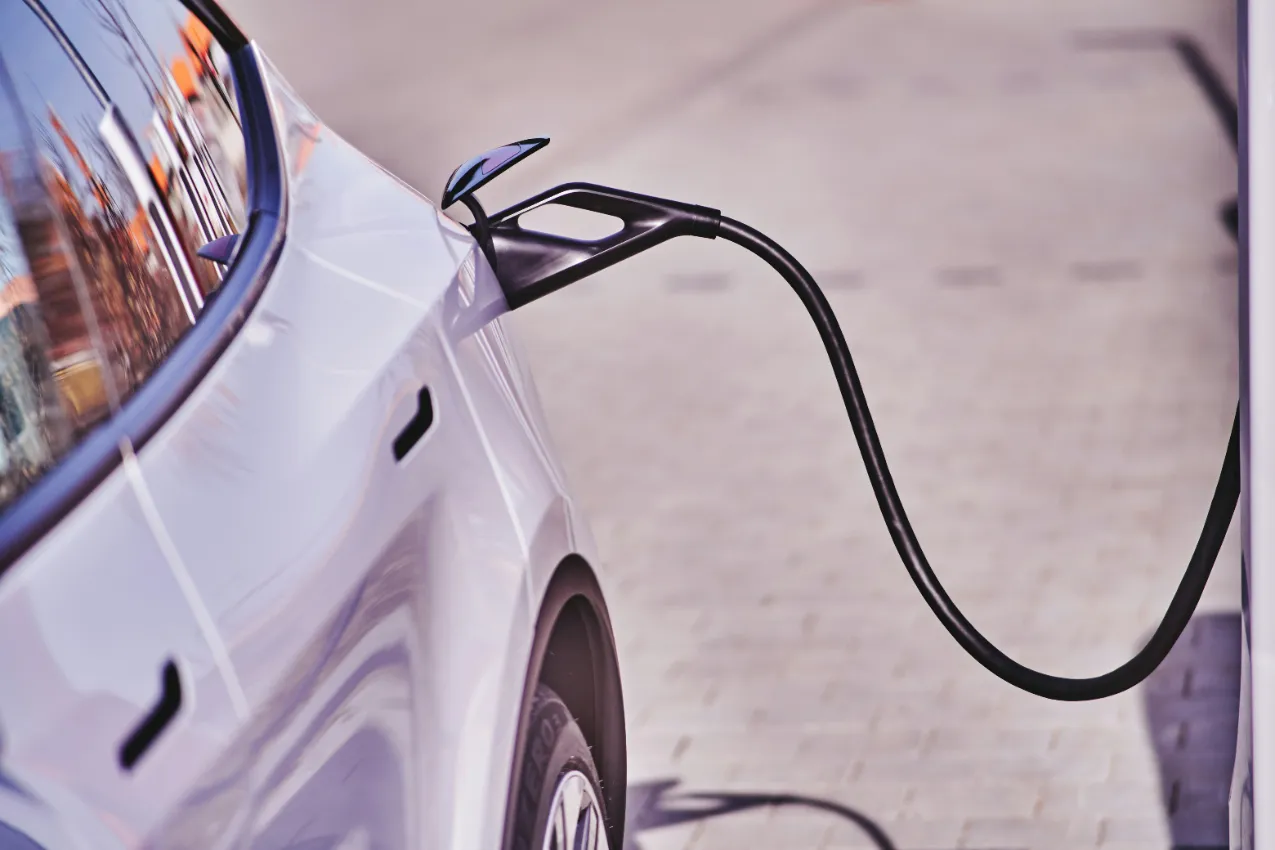 Voiture chargeant à partir d'une borne publique