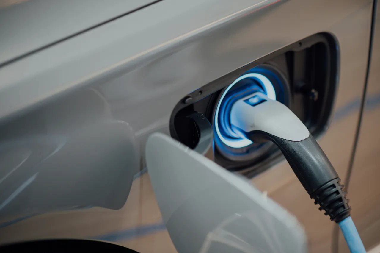Prise électrique connectée à une voiture
