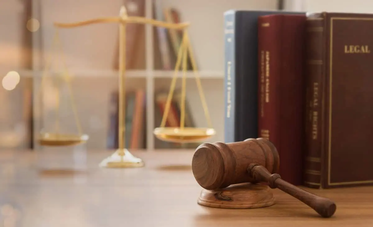 Image d'un marteau et d'un balance de justice