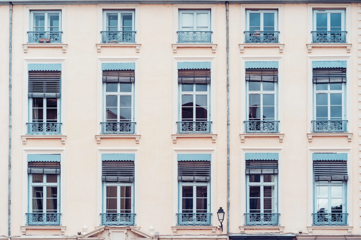 Façades d'un immeuble rénové énergétiquement avec des balcons et des fenêtres modernes
