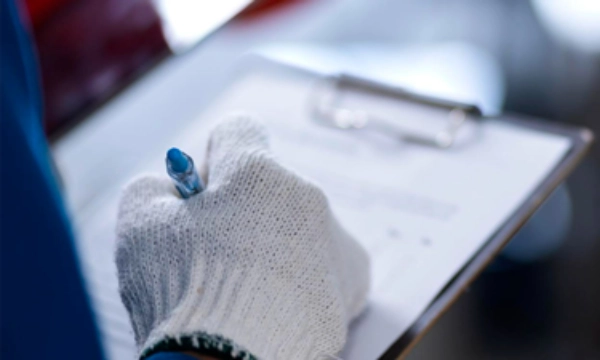 Image d'un professionnel en train de réaliser un diagnostic amiante dans le cadre d'un projet de travaux de rénovation énergétique globale d'une copropriété